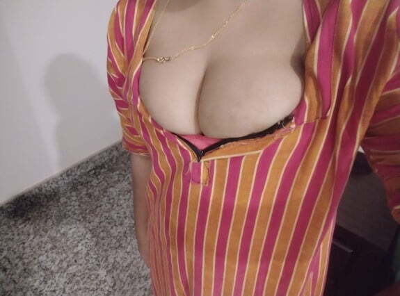 hot desi girl with big boobs